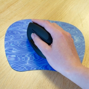 Myszka ergonomiczna bezprzewodowa pionowa Q-CONNECT 6-przyciskowa z akumulatorem dla praworęcznych czarna-291763